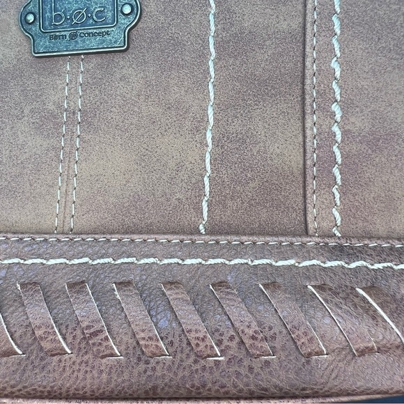 Boc crossbody bag with detailed Chunky Top stitching - Picture 4 of 7